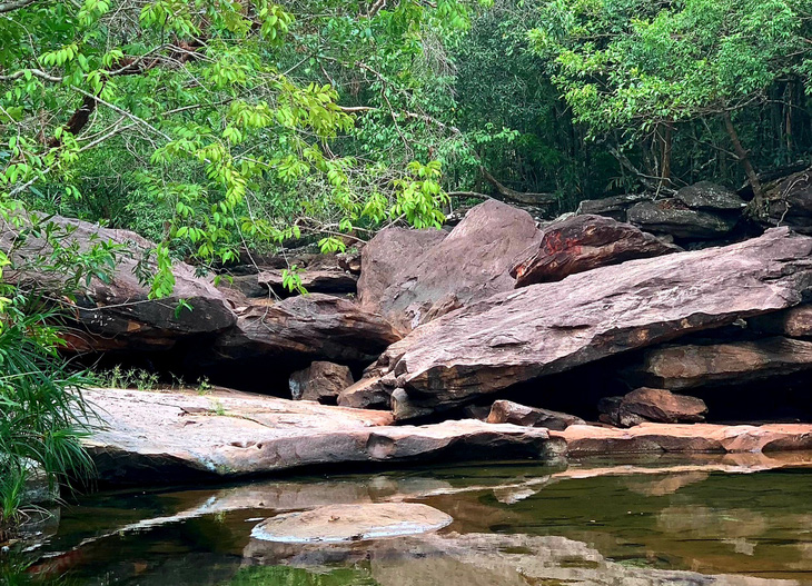 Các phiến đá to, bằng phẳng hòa cùng với dòng nước trong nằm lặng lẽ giữa núi rừng Phú Quốc - Ảnh: C.CÔNG