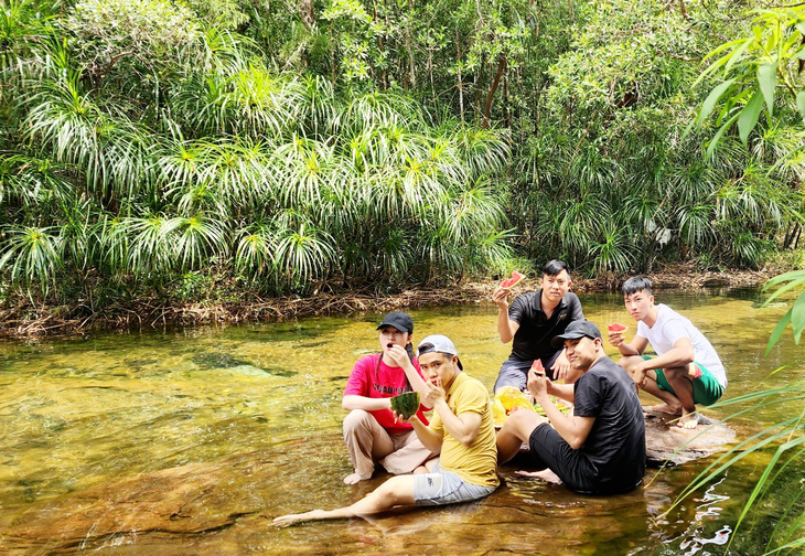 Dòng nước trong ở suối Đá Bàn, TP Phú Quốc thu hút khách du lịch và người dân địa phương đến chơi - Ảnh: C.CÔNG