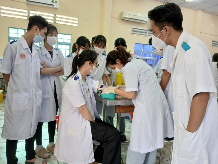 Tiết học thực hành của sinh viên khối ngành sức khoẻ - Ảnh: Trường cung cấp
