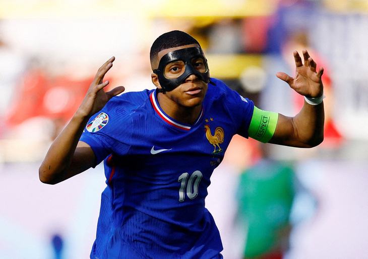 Mbappe vẫn chưa quen với việc đeo mặt nạ và cảm thấy không thể nhìn rõ - Ảnh: Reuters