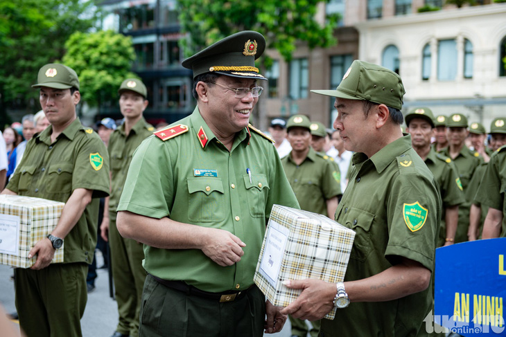 Trung tướng Nguyễn Hải Trung - giám đốc Công an thành phố Hà Nội - tặng quà cho lực lượng - Ảnh: NAM TRẦN