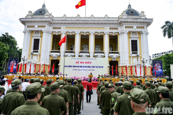 Công an thành phố Hà Nội phối hợp với UBND thành phố tổ chức lễ ra mắt lực lượng tham gia bảo vệ an ninh, trật tự cơ sở - Ảnh: NAM TRẦN