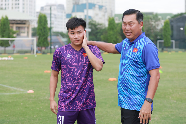 Cầu thủ Nguyễn Quang Vinh và HLV trưởng Hứa Hiền Vinh của đội tuyển U19 Việt Nam - Ảnh: HOÀNG TÙNG