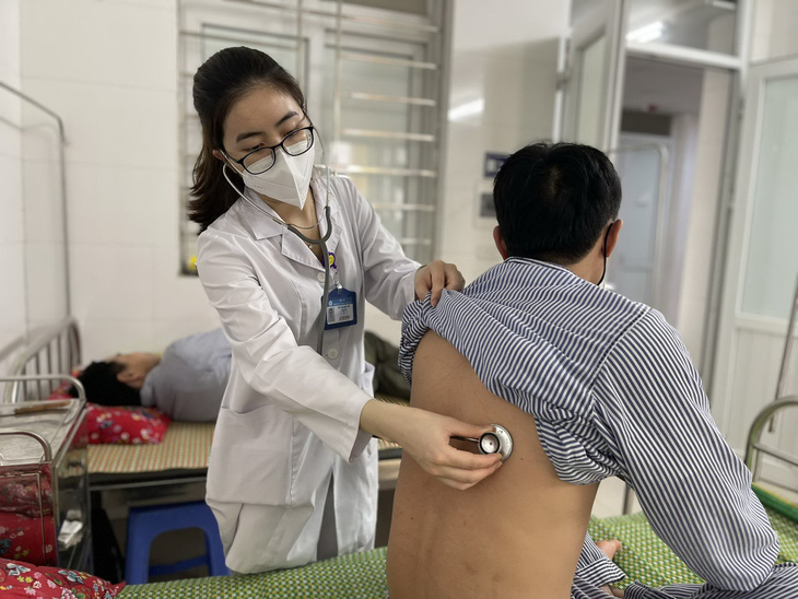 Khám bệnh cho người dân tại Bệnh viện Đặng Văn Ngữ - Ảnh: THANH LOAN