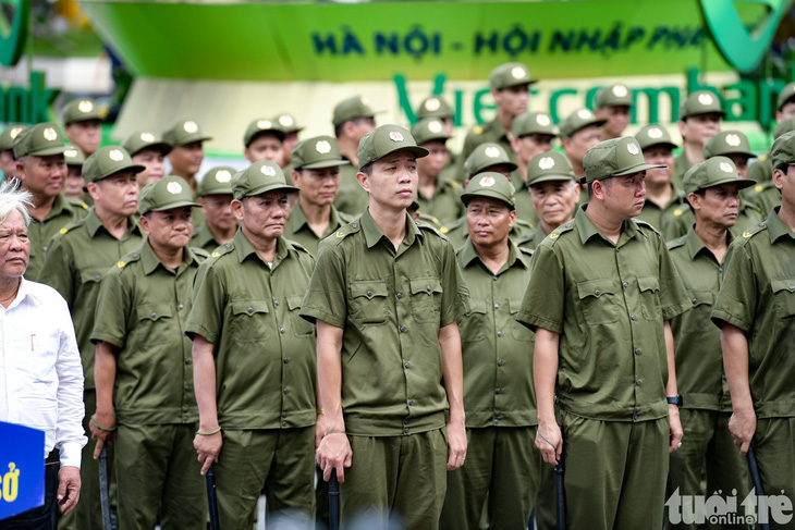 Các thành viên lực lượng tham gia bảo vệ an ninh, trật tự cơ sở tại Hà Nội - Ảnh: NAM TRẦN