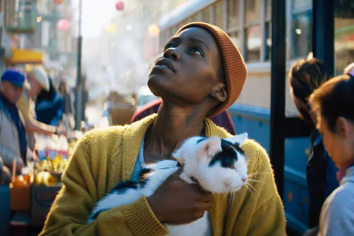 Diễn xuất ăn ý giữa San (Lupita Nyong'o) và chú mèo Frodo là điểm sáng của cả bộ phim - Ảnh: IMDb