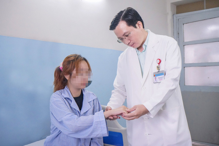 Bác sĩ thăm khám các triệu chứng đau khớp cho bệnh nhân sau khi điều trị - Ảnh: Bệnh viện cung cấp