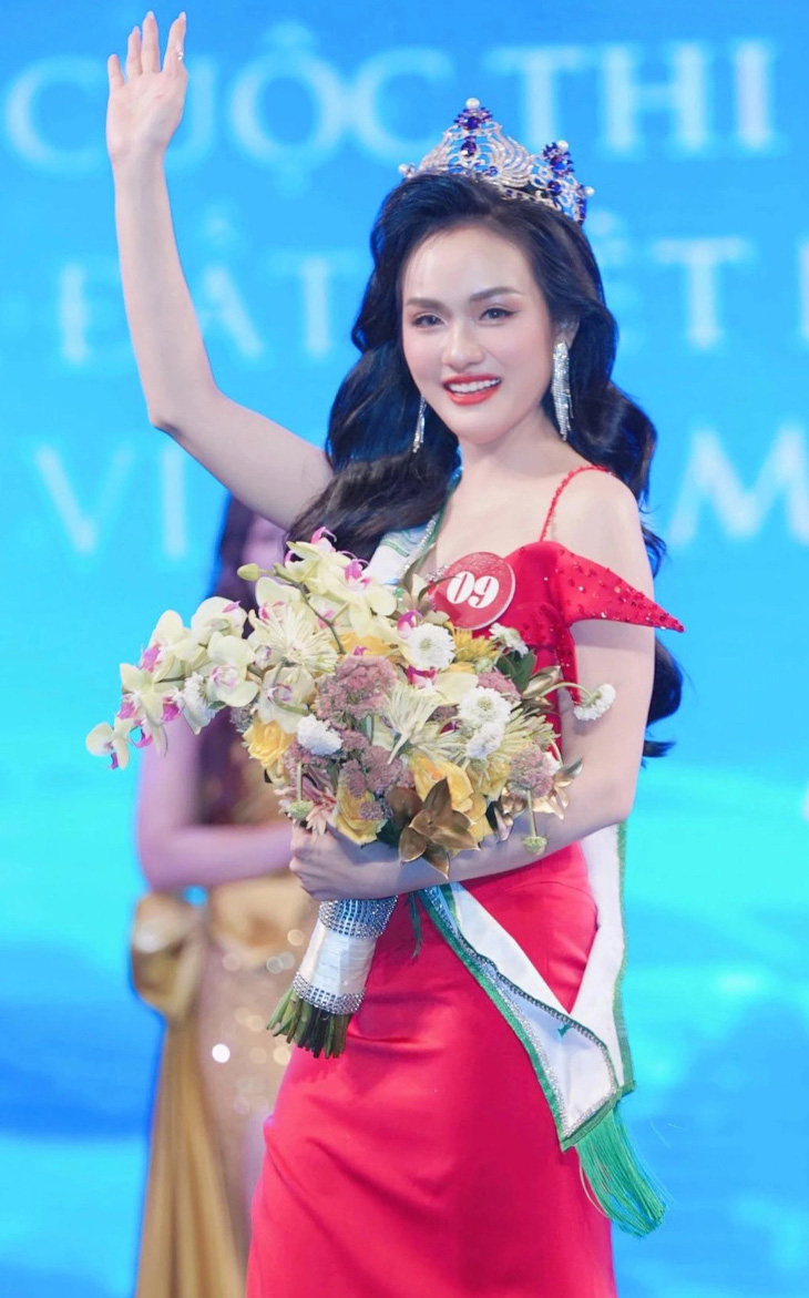 Tân Hoa hậu Quý bà Trái đất Việt Nam 2024 Vũ Thị Hoa với nụ cười rạng ngời hạnh phúc khi đăng quang - Ảnh: BTC