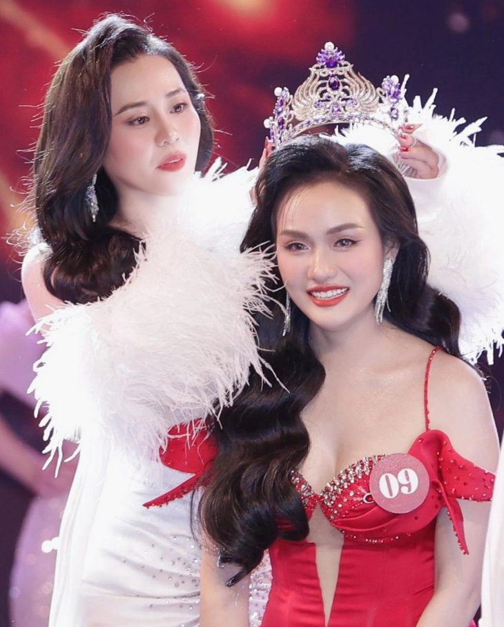 Khoảnh khắc Hoa hậu Quý bà Hòa bình quốc tế Phan Kim Oanh (trái) - trưởng ban tổ chức, trưởng ban giám khảo cuộc thi - trao vương miện cho tân hoa hậu Vũ Thị Hoa - Ảnh: BTC