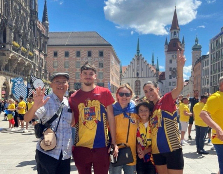 Tác giả và một gia đình cổ động viên Romania trên quảng trường Đức Mẹ Munchen - Ảnh: Hoàng Nhi