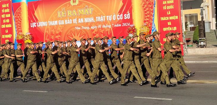 Lực lượng tham gia bảo vệ an ninh, trật tự cơ sở TP Nha Trang tại buổi lễ ra mắt sáng 1-7 - Ảnh: PHAN SÔNG NGÂN