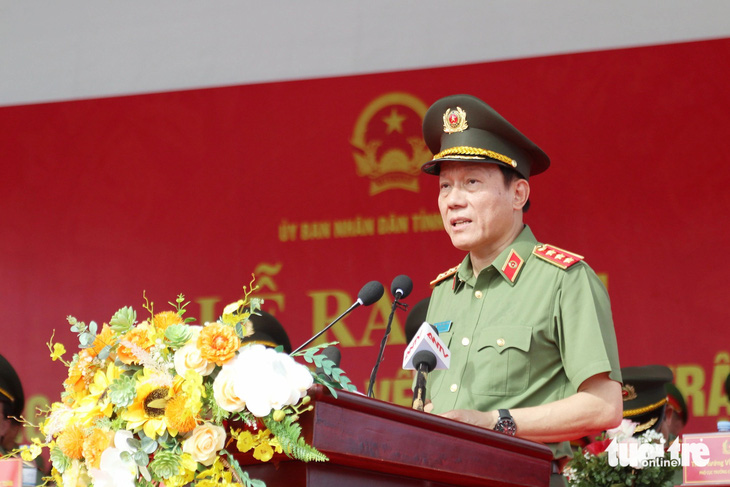 Thượng tướng Lương Tam Quang - bộ trưởng Bộ Công an - phát biểu giao nhiệm vụ với lực lượng tham gia bảo vệ an ninh, trật tự tại cơ sở sáng 1-7 - Ảnh: DOÃN HÒA