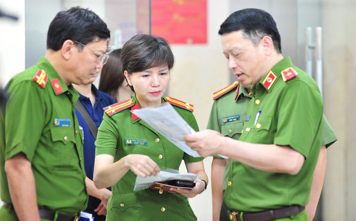 Thiếu tướng Nguyễn Hồng Ky, phó giám đốc Công an Hà Nội, trực tiếp đến kiểm tra công tác thu nhận hồ sơ cấp căn cước tại Phòng Cảnh sát quản lý hành chính về trật tự xã hội - Ảnh: ANH TẤN