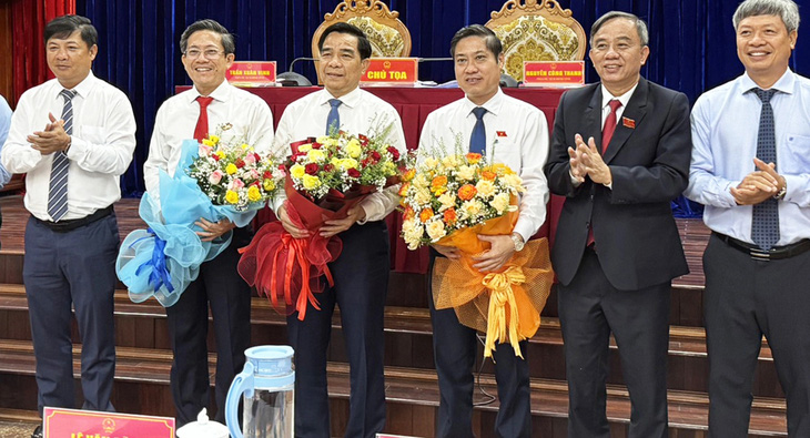 Ông Trần Nam Hưng (thứ hai từ trái qua) và ông Phan Thái Bình (thứ tư từ trái qua) được bầu giữ chức vụ phó chủ tịch UBND tỉnh Quảng Nam - Ảnh: LÊ TRUNG