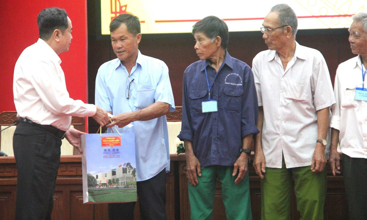 Chủ tịch Quốc hội Trần Thanh Mẫn trao quà cho gia đình chính sách - Ảnh: H.X.