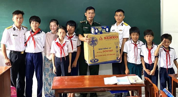Trạm ra đa 615 tặng quà cho lớp học tình thương ở đảo Hòn Chuối - Ảnh: VĂN ĐỊNH