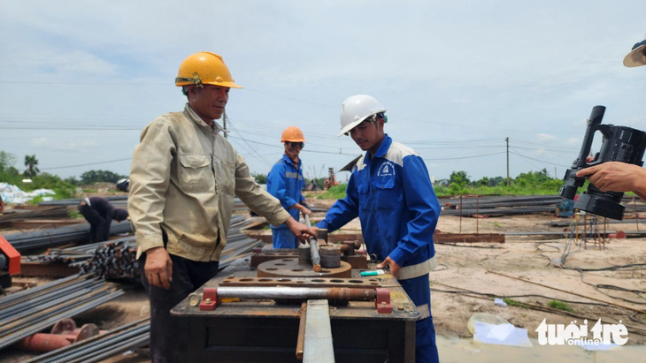Công nhân thi công đoạn cao tốc Biên Hòa - Vũng Tàu tại khu vực huyện Long Thành - Ảnh: H.MI