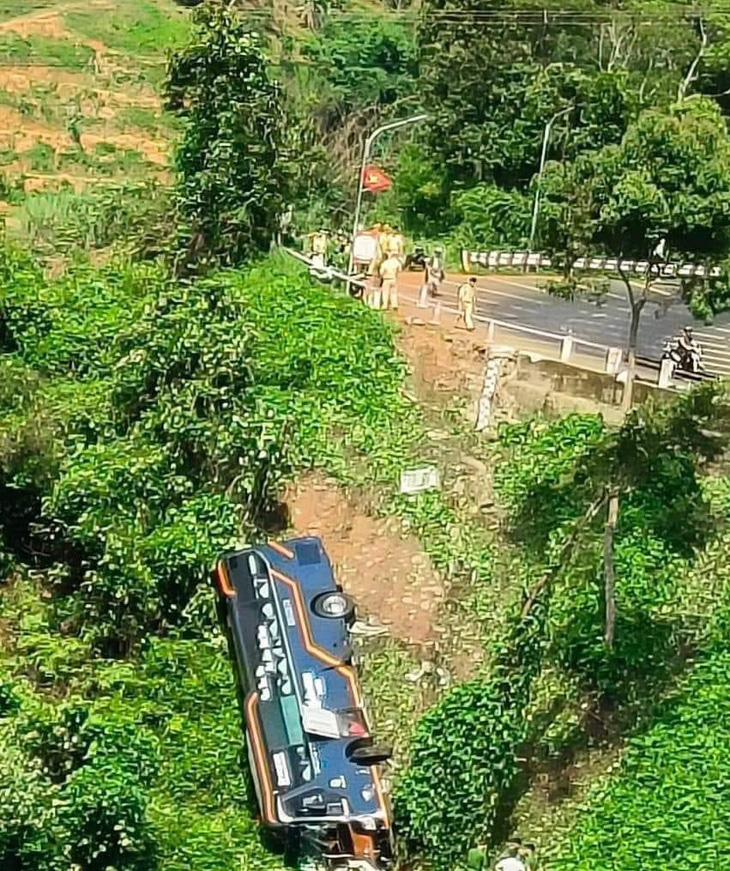 Hiện trường xe khách chở 48 người lao xuống vực ở Đắk Glong, Đắk Nông - Ảnh: Q.VŨ