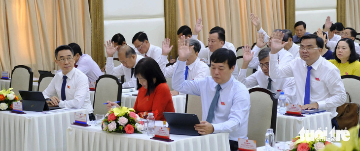 Đại biểu HĐND tỉnh Đồng Tháp biểu quyết tại kỳ họp sáng 1-7 - Ảnh: ĐẶNG TUYẾT