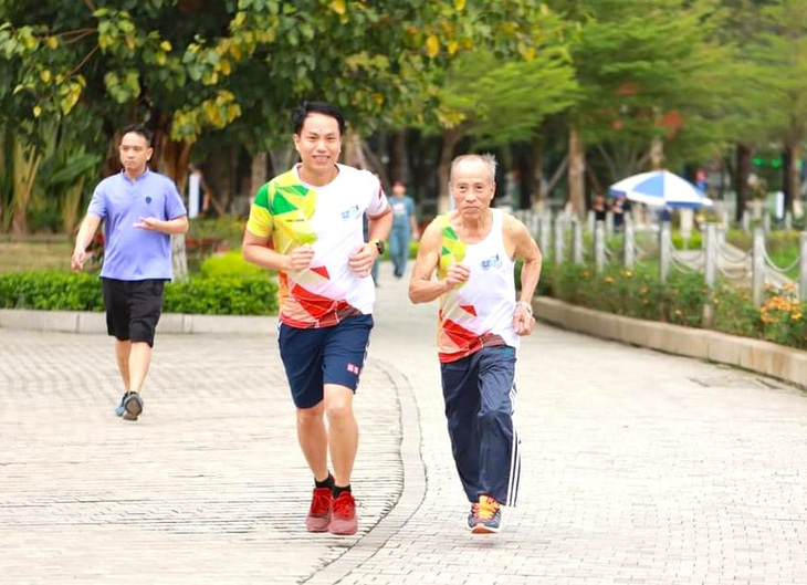 Ở tuổi 85, HLV Bùi Lương vẫn chạy mỗi ngày 10km và huấn luyện marathon cho giới phong trào trước khi qua đời - Ảnh: FBNV