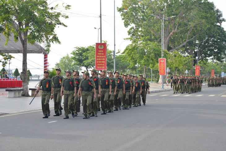 Lực lượng tham gia diễu hành tại TP Cần Thơ vào sáng 1-7 - Ảnh: THÁI LŨY