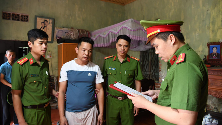 Cơ quan điều tra thi hành lệnh khởi tố, bắt Lê Xuân Hùng - Ảnh: Công an tỉnh Phú Thọ