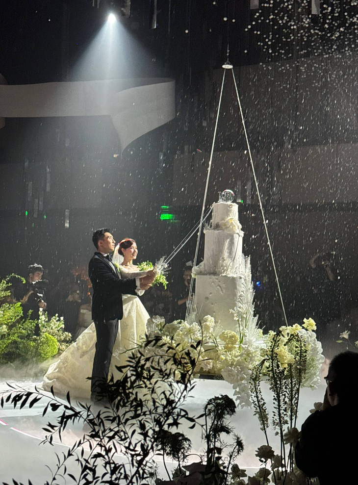 Trong lúc Midu và chồng cắt bánh cưới còn có hiệu ứng tuyết rơi tạo ra không gian lãng mạn chưa từng thấy