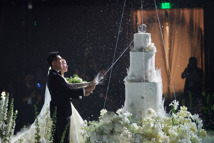 Chiếc bánh cưới cao ngang người trong đám cưới Midu được thả từ trên cao xuống
