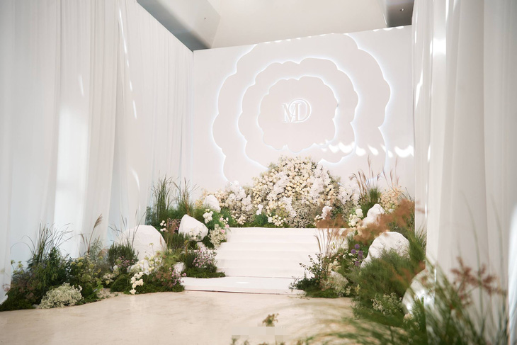Không gian tiệc cưới được phủ hoa trắng, xanh của Midu gây choáng ngợp