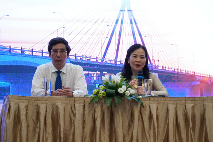 Ông Trần Chí Cường - phó chủ tịch UBND TP Đà Nẵng (trái) và TS Ngô Phương Lan - Ảnh: TRƯỜNG TRUNG