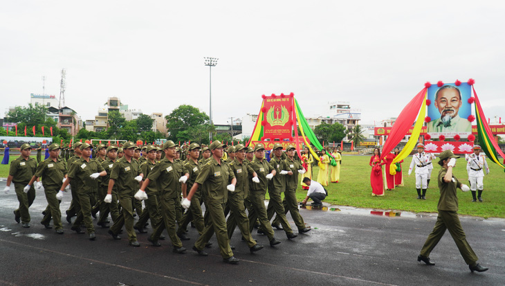 Lực lượng an ninh trật tự cơ sở ở tỉnh Cà Mau diễu hành trong buổi ra mắt - Ảnh: THANH HUYỀN