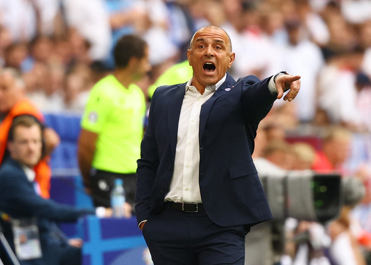 HLV Francesco Calzona bất mãn với tổ trọng tài sau trận thua tuyển Anh tại Euro 2024 - Ảnh: REUTERS
