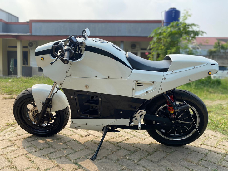 Chiếc xe như bước ra từ tương lai này thực chất là một chiếc Honda Spacy được độ phong cách cyberpunk - Ảnh: Divo Gimbal/Otomotif