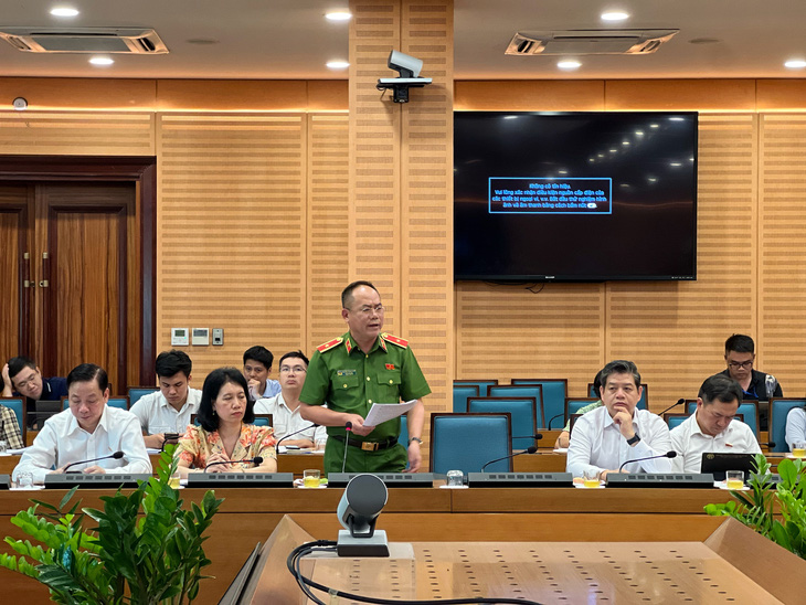 Thiếu tướng Nguyễn Thanh Tùng - phó giám đốc Công an TP Hà Nội - phát biểu tại phiên thảo luận - Ảnh: PHẠM TUẤN