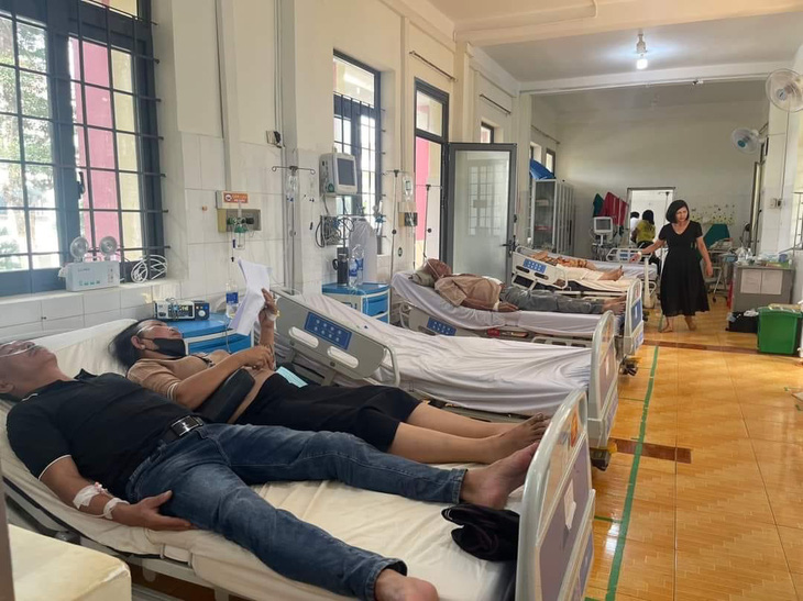 Các nạn nhân bị thương được đưa về Bệnh viện Đa khoa tỉnh Đắk Nông - Ảnh: Q.VŨ