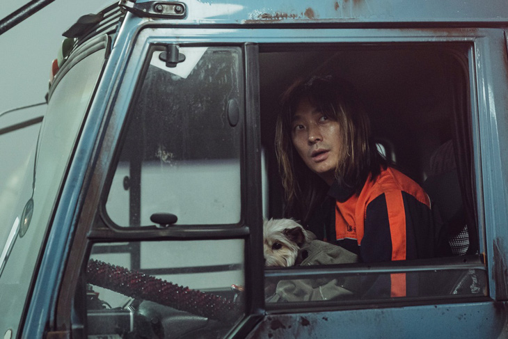 Ju Ji Hoon tạo hình khác lạ cho nhân vật tài xế xe kéo