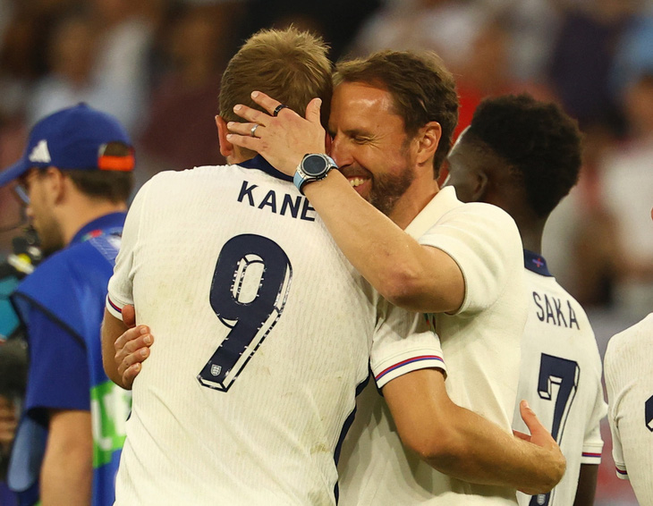 HLV Southgate mừng vì Kane ghi bàn - Ảnh: REUTERS