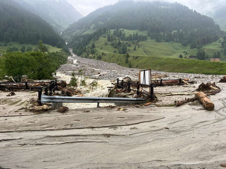 Bão lũ khiến cây cối đổ sập và hệ thống giao thông thiệt hại nghiêm trọng tại Thụy Sĩ - Ảnh: X/@Alpenweerman