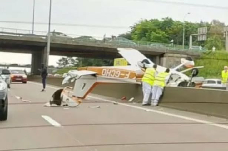 Hiện trường máy bay rơi trên đường cao tốc ở Pháp đã khiến 3 người thiệt mạng - Ảnh: MIRROR/FACEBOOK