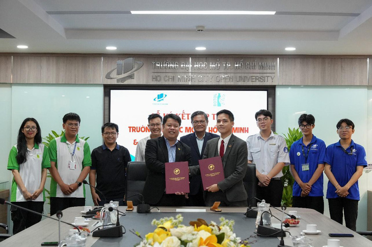 Lễ ký kết hợp tác giữa trường Đại học Mở TP. HCM với Công ty TNHH Botol Việt Nam và Công ty Cổ phần Pin Ắc quy Miền Nam (PINACO). Ảnh: Nhà trường cung cấp
