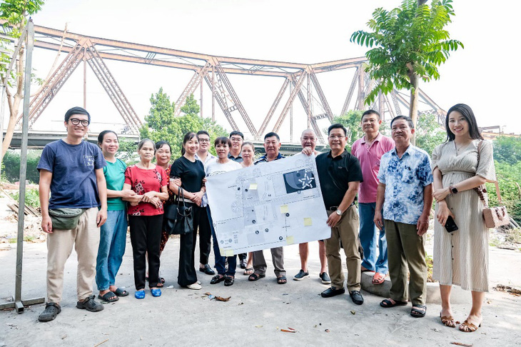 Anh Đạt (ngoài cùng bên trái) cùng cộng đồng cư dân lên ý tưởng thiết kế cho một sân chơi