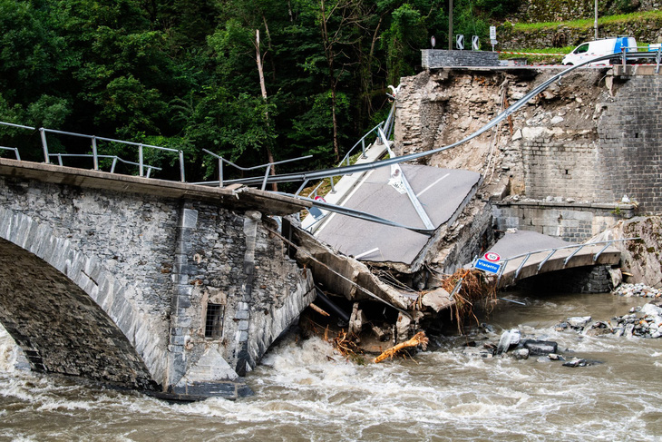 Một cây cầu bị sập ở thung lũng Maggia, miền nam Thụy Sĩ - Ảnh: EPA-EFE