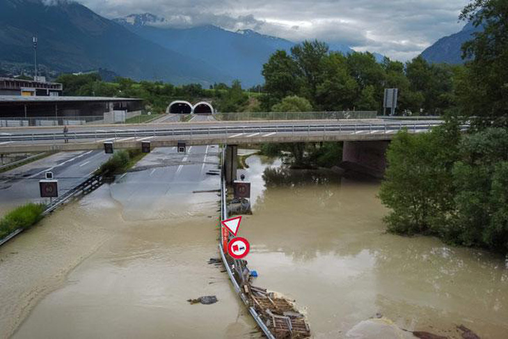 Một phần đường cao tốc ở phía nam Thụy Sĩ bị ngập sau trận mưa xối xả cuối tuần qua - Ảnh: AFP