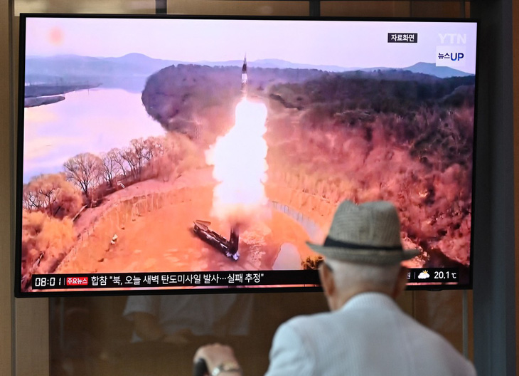 Người dân Hàn Quốc xem truyền hình phát cảnh quay vụ phóng tên lửa của Triều Tiên, tại nhà ga ở Seoul, Hàn Quốc hôm 26-6 - Ảnh: AFP