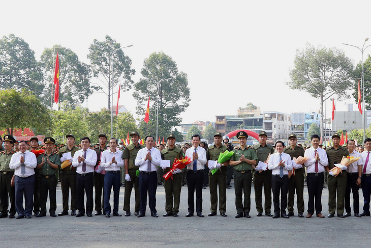 Lãnh đạo tỉnh Đồng Nai tặng hoa và quà cho đại diện 30 tổ bảo vệ an ninh trật tự ở cơ sở thuộc thành phố Biên Hòa - Ảnh: AN BÌNH