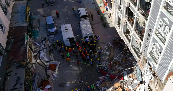 Bộ trưởng Nội vụ Thổ Nhĩ Kỳ cho biết 8 xe cứu thương đã được triển khai tới hiện trường vụ nổ ở Izmir - Ảnh: ANADOLU
