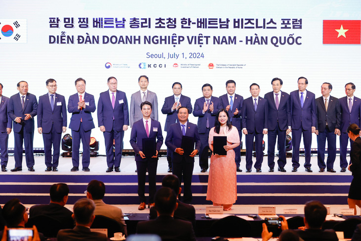 Thủ tướng Phạm Minh Chính chứng kiến lễ trao thỏa thuận hợp tác giữa địa phương Việt Nam và doanh nghiệp Hàn Quốc tại diễn đàn - Ảnh: NHẬT BẮC