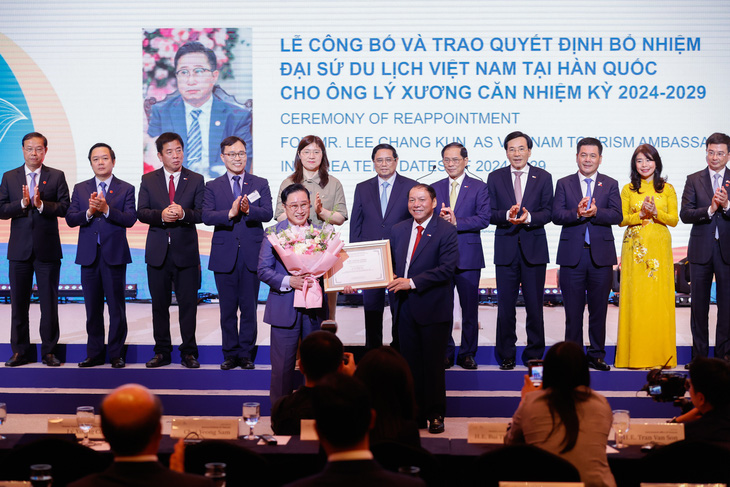 Thủ tướng Phạm Minh Chính chứng kiến việc trao quyết định bổ nhiệm ông Lý Xương Căn làm đại sứ du lịch Việt Nam ở Hàn Quốc - Ảnh: NHẬT BẮC