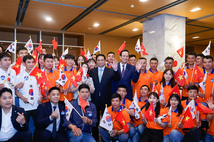 Thủ tướng Phạm Minh Chính chụp ảnh cùng các lao động Việt Nam ở Hàn Quốc tại diễn đàn - Ảnh: NHẬT BẮC