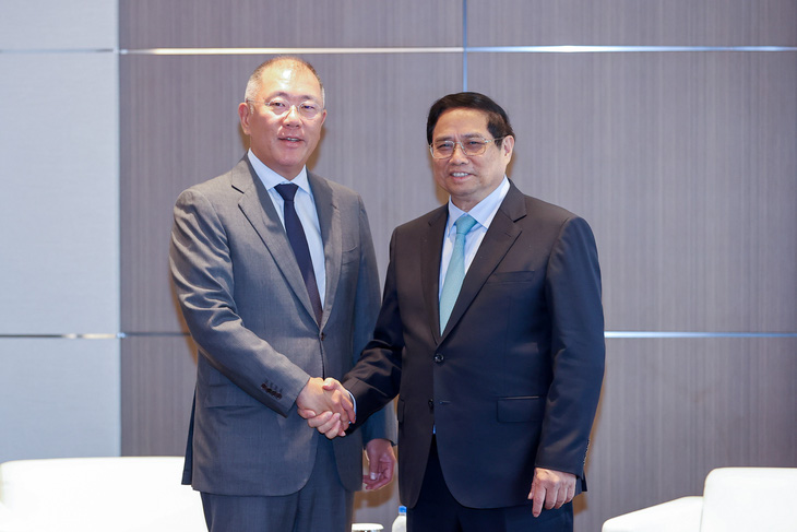 Thủ tướng Phạm Minh Chính và ông Euisun Chung, chủ tịch điều hành Tập đoàn Hyundai Motor Group - NHẬT BẮC